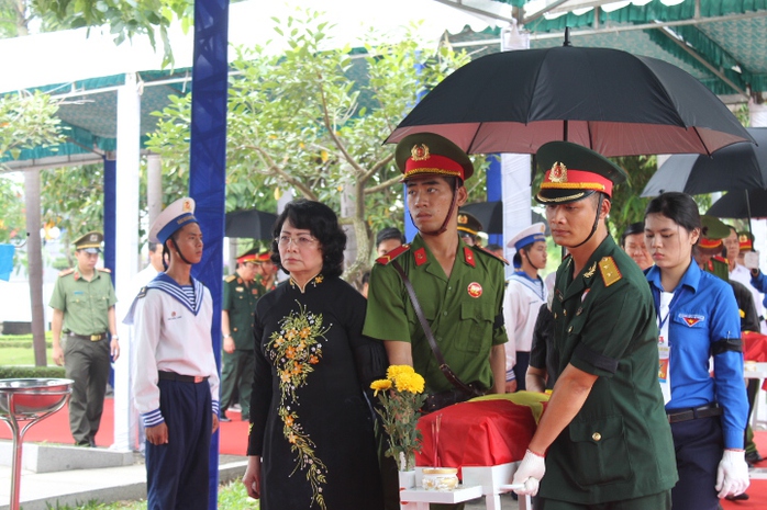 Các ông Trương Tấn Sang,  Nguyễn Tấn Dũng dự lễ truy điệu liệt sĩ - Ảnh 4.