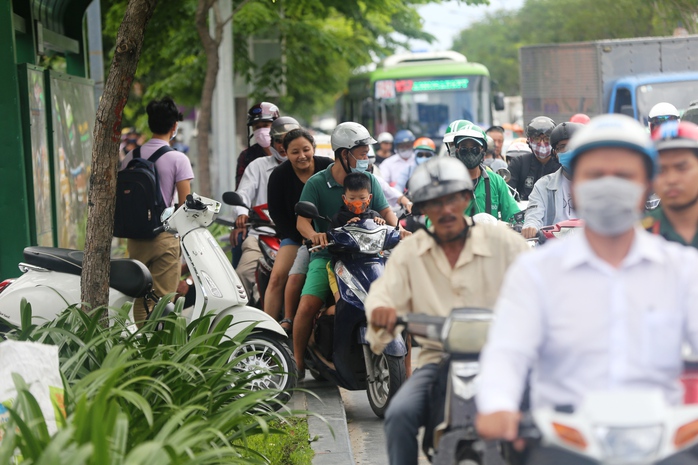 Cầu vượt thép chưa “xử” được kẹt xe ở sân bay Tân Sơn Nhất - Ảnh 3.