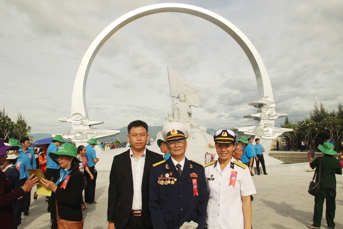 Khánh thành Khu tưởng niệm chiến sĩ Gạc Ma: Nước mắt tuôn rơi - Ảnh 4.