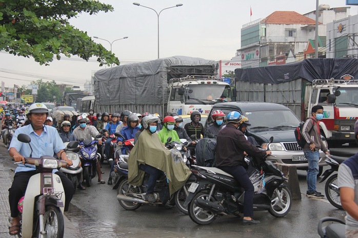 Mưa lớn, nhiều nơi ở Đồng Nai và Bà Rịa - Vũng Tàu ngập nặng - Ảnh 11.