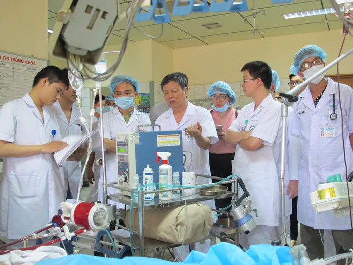Tai biến chạy thận 8 người chết: Đình chỉ giám đốc bệnh viện Hoà Bình - Ảnh 2.