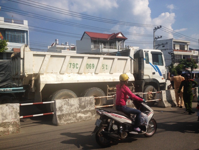 Xe ben ôm cua cán chết người phụ nữ đi xe máy - Ảnh 1.