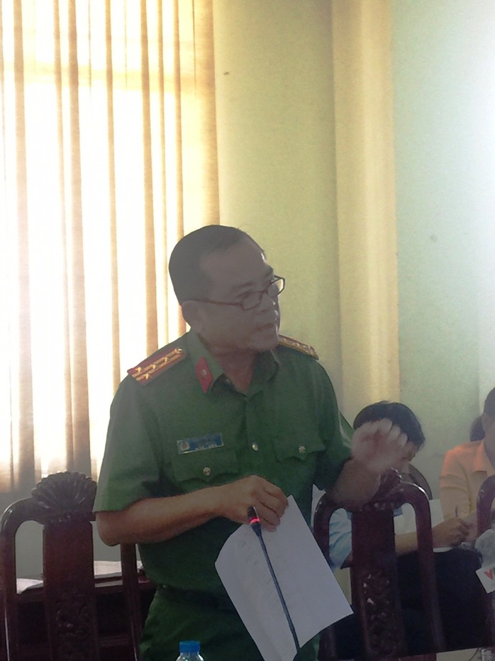 
Đại tá Phạm Hữu Châu trả lời báo chí
