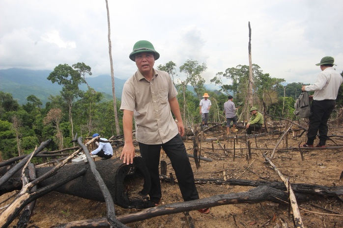 Phó chủ tịch tỉnh đi bộ 8 giờ kiểm tra hiện trường phá rừng - Ảnh 2.