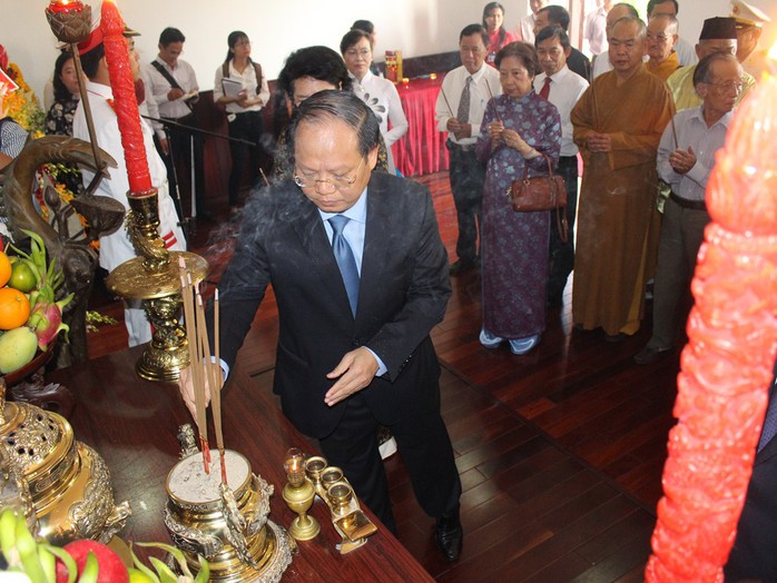 Ông Lê Thanh Hải cùng lãnh đạo TP HCM dâng hương Bác Hồ - Ảnh 2.