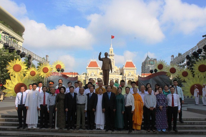 Ông Lê Thanh Hải cùng lãnh đạo TP HCM dâng hương Bác Hồ - Ảnh 3.