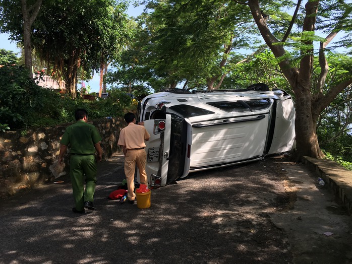 Đi chơi lễ, ô tô lật nghiêng trên núi Nhỏ - Ảnh 2.