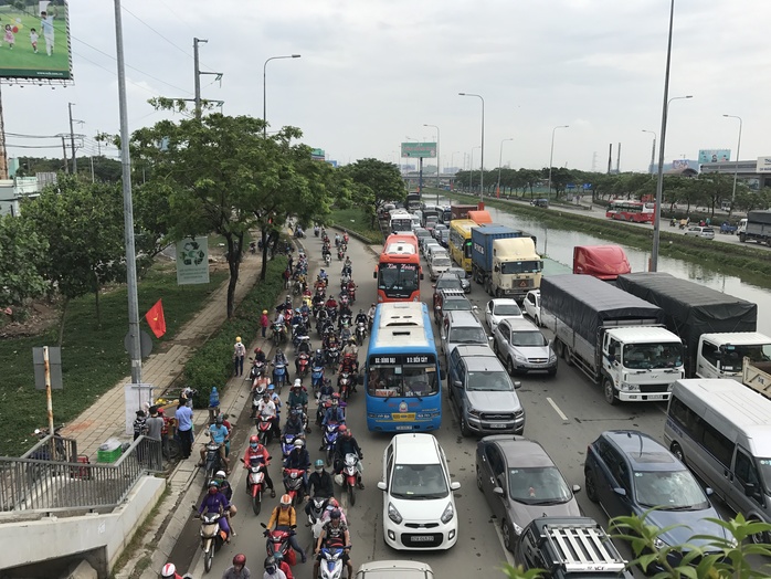 Qua ghi nhận của phóng viên, phải đến gần 11 giờ cùng ngày, tình trạng kẹt xe ở những tuyến đường nói trên mới bắt đầu đỡ căng thẳng do lượng xe giảm dần. Tuy nhiên, thời tiết oi bức khiến hàng ngàn người không tránh khỏi sự mệt mỏi trên đường đi nghỉ lễ