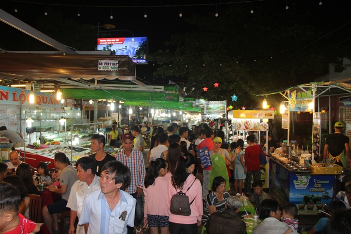 Chợ đêm Phú Quốc đón khách du lịch tấp nập trở lại - Ảnh 8.