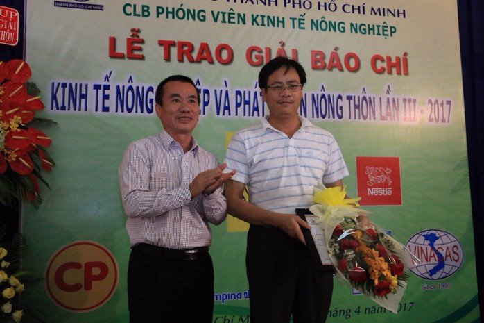 
Ông Dương Vũ Thông (trái), Phó Chủ tịch Thường trực Hội Nhà báo TP HCM, trao giải nhất cho tác giả Lương Văn Thiện (Báo Sài Gòn Giải Phóng). Ảnh: Vĩnh Tùng

