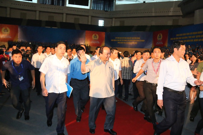 
Thủ tướng Nguyễn Xuân Phúc vào hội trường để gặp gỡ công nhân
