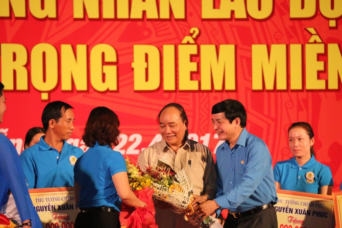 Thủ tướng Nguyễn Xuân Phúc tặng quà cho công nhân