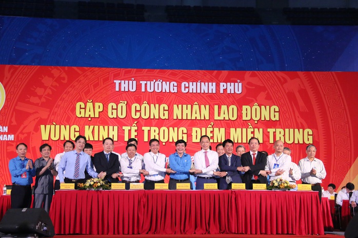 
Tổng LĐLĐ Việt Nam ký kết chương trình hợp tác với 8 doanh nghiệp
