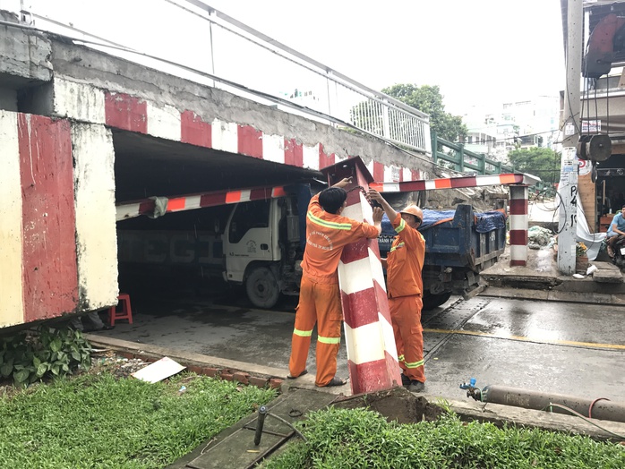 Xe ben gây họa dưới cầu Bùi Hữu Nghĩa - Ảnh 2.