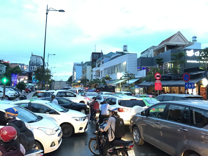 Ngàn người và xe chôn chân quanh sân bay Tân Sơn Nhất - Ảnh 6.