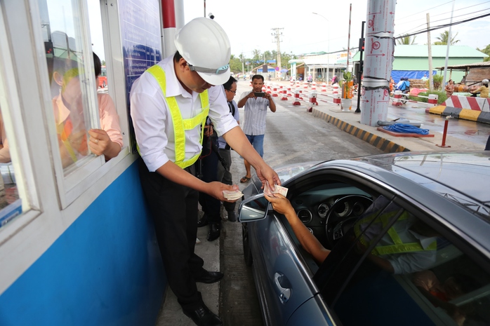 Trạm thu phí Cai Lậy hết hỗn loạn - Ảnh 1.