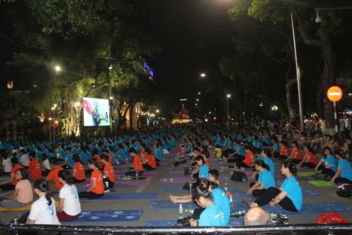 Màn trình diễn Yoga của 4.000 người trên phố đi bộ Hồ Gươm - Ảnh 2.