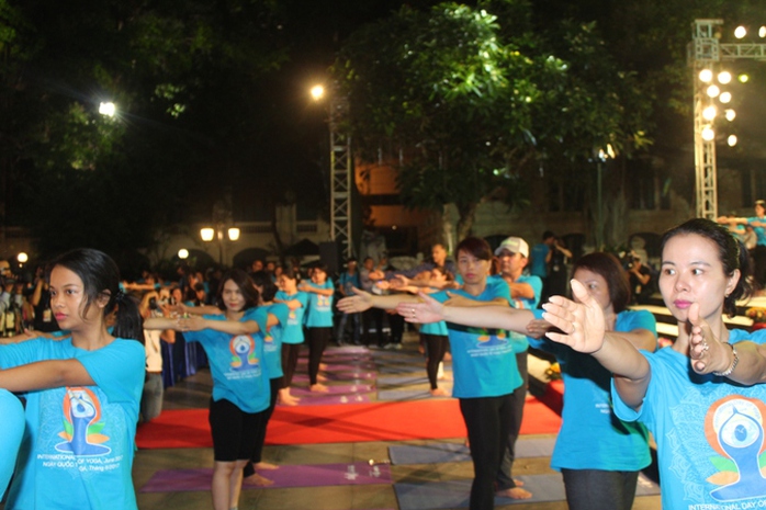 Màn trình diễn Yoga của 4.000 người trên phố đi bộ Hồ Gươm - Ảnh 5.