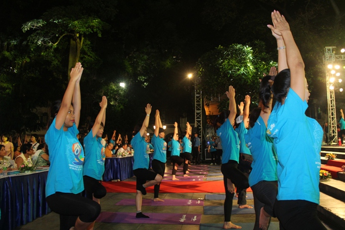 Màn trình diễn Yoga của 4.000 người trên phố đi bộ Hồ Gươm - Ảnh 6.