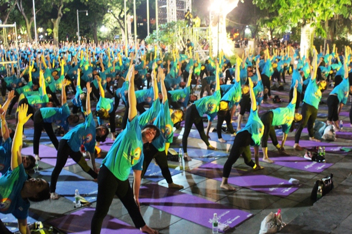 Màn trình diễn Yoga của 4.000 người trên phố đi bộ Hồ Gươm - Ảnh 8.
