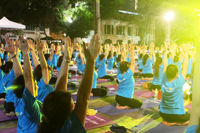 Màn trình diễn Yoga của 4.000 người trên phố đi bộ Hồ Gươm - Ảnh 13.
