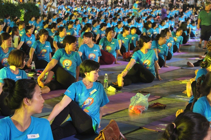 Màn trình diễn Yoga của 4.000 người trên phố đi bộ Hồ Gươm - Ảnh 14.