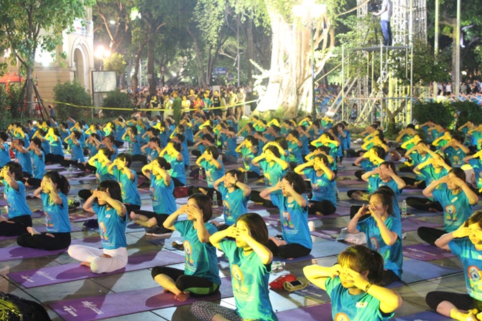 Màn trình diễn Yoga của 4.000 người trên phố đi bộ Hồ Gươm - Ảnh 15.