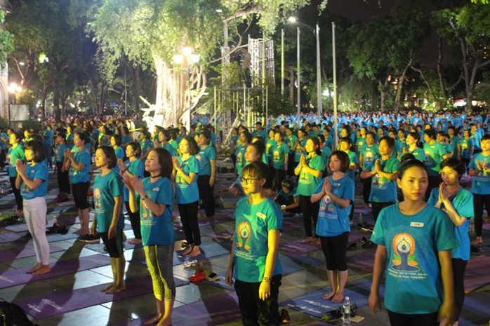 Màn trình diễn Yoga của 4.000 người trên phố đi bộ Hồ Gươm - Ảnh 17.
