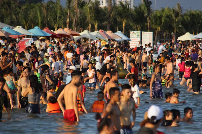 Hạ Long: Cháy phòng, trên bờ, dưới biển đông nghẹt người - Ảnh 3.