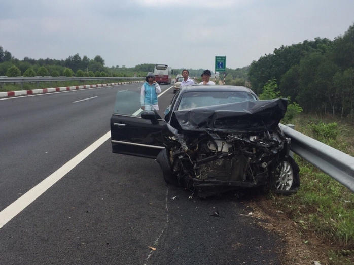 
Tai nạn khiến các xe đều hư hại nặng

