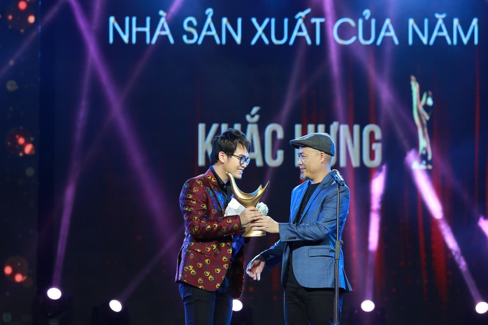 Khắc Hưng đoạt cú đúp giải thưởng với Nhạc sĩ của năm và Nhà sản xuất của năm