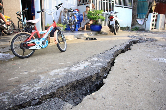 Lấp hố xoáy đe dọa kéo sập nhà dân ở Nhà Bè - Ảnh 2.