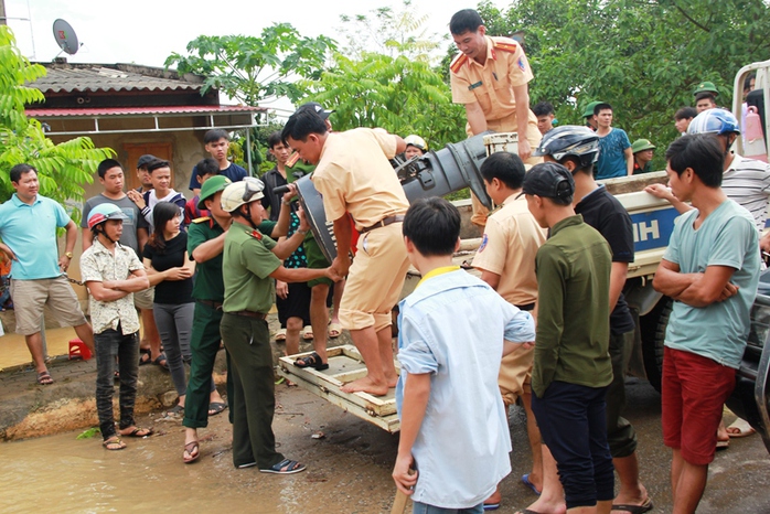 Công an, bộ đội dầm  mình trong nước ăn vội, giúp dân chống lũ dữ - Ảnh 8.