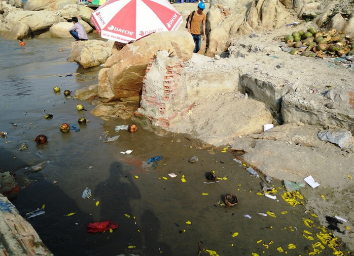 
Vỏ dừa, túi bóng và nhiều loại rác thải được xả khắp nơi ở biển Sầm Sơn
