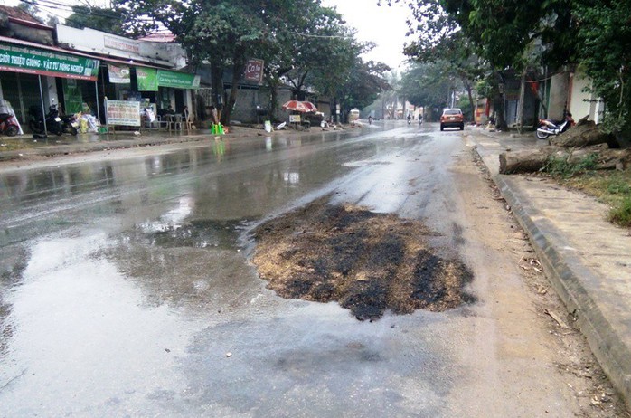 Tông đuôi xe tải bên đường, 2 thanh niên đi xe máy tử vong - Ảnh 1.