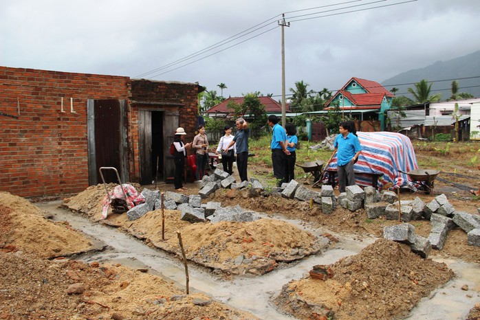 Báo Người Lao Động hỗ trợ công nhân Khánh Hòa tan hoang nhà cửa sau bão - Ảnh 2.