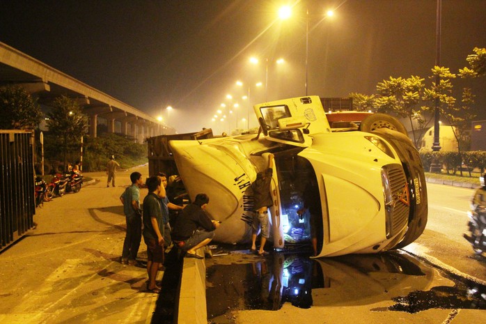 Kinh hãi xe đầu kéo lộn nhào trên xa lộ Hà Nội - Ảnh 2.