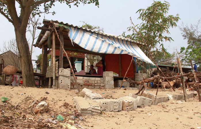 Cận cảnh biển Thanh Hóa bị “hà bá” nuốt chửng từng ngày - Ảnh 5.