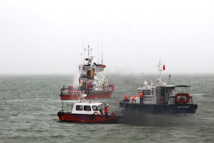 Diễn tập cứu nạn tàu khách cháy khiến 2 người bỏng nặng, 3 người trôi dạt - Ảnh 1.