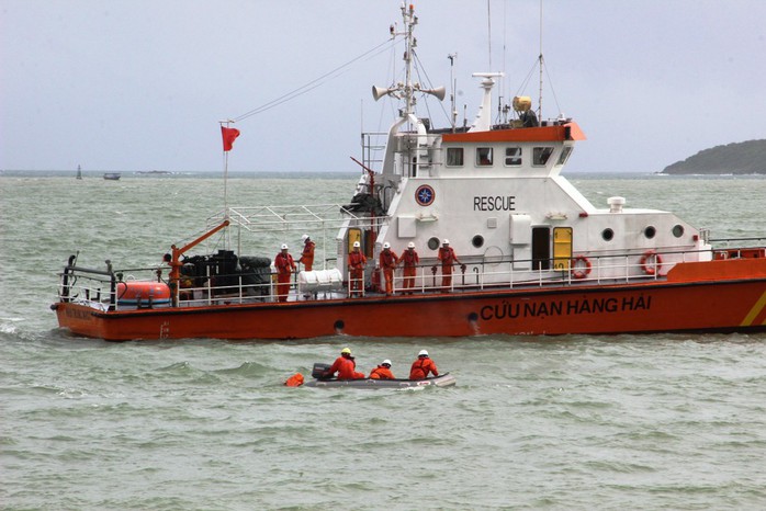 Diễn tập cứu nạn tàu khách cháy khiến 2 người bỏng nặng, 3 người trôi dạt - Ảnh 6.