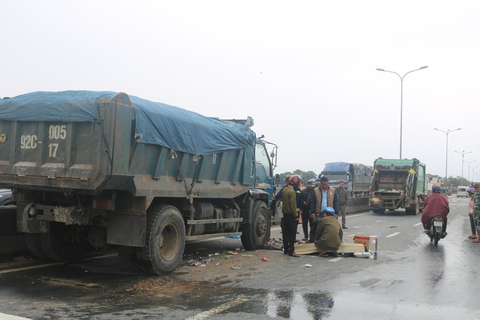 Đứng sau thùng xe rác, công nhân môi trường bị xe tải tông chết - Ảnh 1.