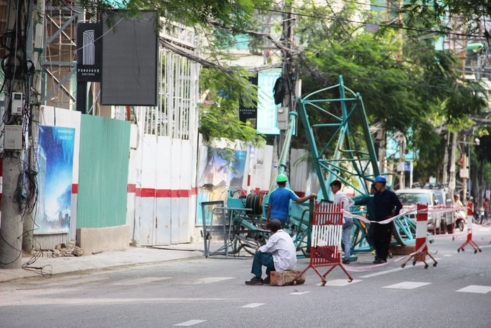 Hạ 2 cần cẩu gãy đe dọa dân Nha Trang - Ảnh 3.