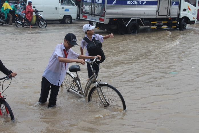 Mưa lớn, các xe ở TP Biên Hòa bơi trên sông - Ảnh 8.