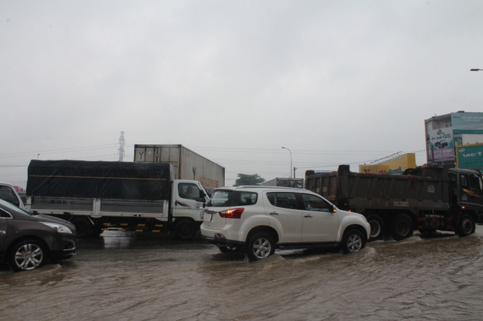 Mưa lớn, các xe ở TP Biên Hòa bơi trên sông - Ảnh 4.