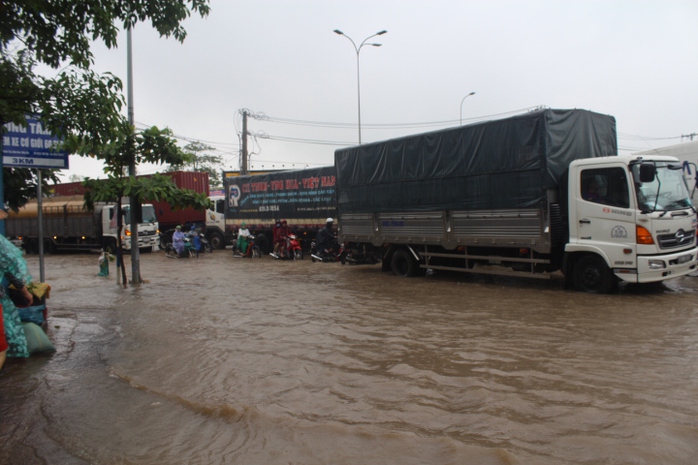 Mưa lớn, các xe ở TP Biên Hòa bơi trên sông - Ảnh 3.
