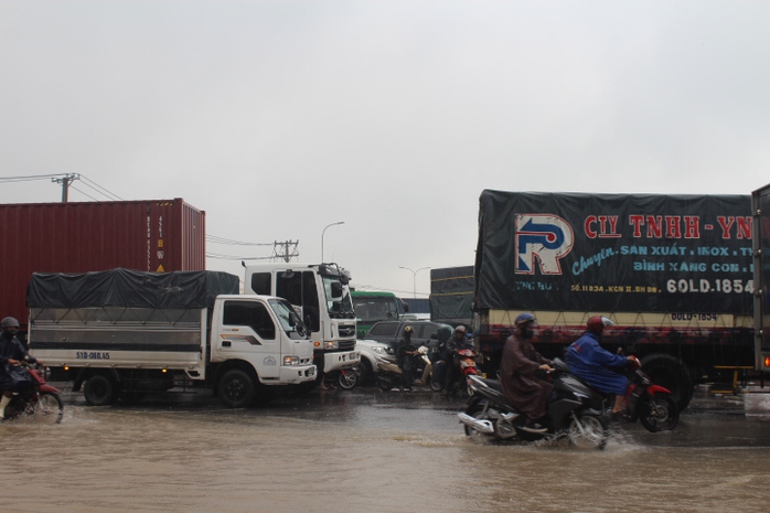 Mưa lớn, các xe ở TP Biên Hòa bơi trên sông - Ảnh 2.