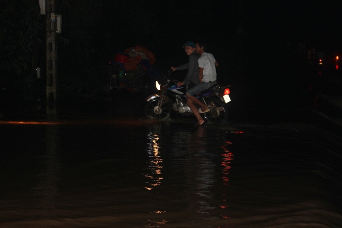 Nước lũ tràn đê sông Bưởi, khẩn cấp sơ tán dân - Ảnh 6.