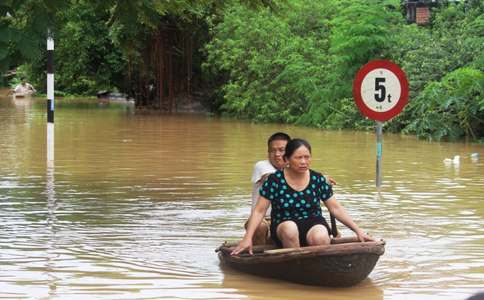 Cả xã chìm trong biển nước, quân đội, công an hối hả ứng cứu - Ảnh 10.