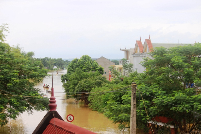 Cả xã chìm trong biển nước, quân đội, công an hối hả ứng cứu - Ảnh 1.