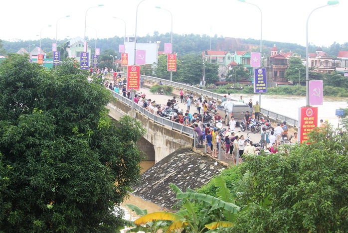 Cả xã chìm trong biển nước, quân đội, công an hối hả ứng cứu - Ảnh 4.